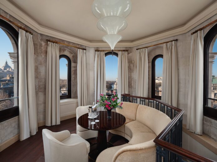 RafflesOWOLondon_TurretSuite_Lounge_16-scaled