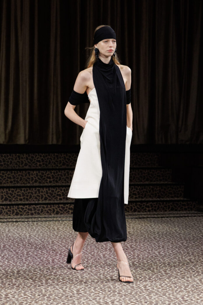 C_Esber_ss27_runway_side_look08-1980x2970