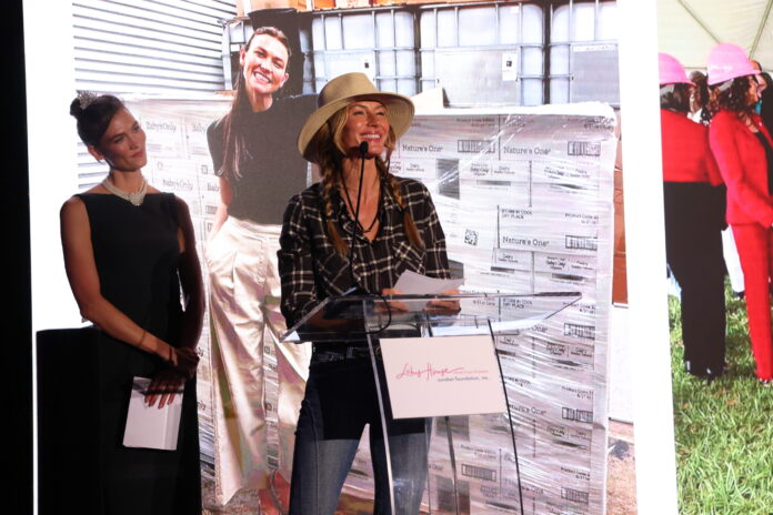 Karlie-Kloss-Gisele-BuI_ndchen-speaking-250-scaled