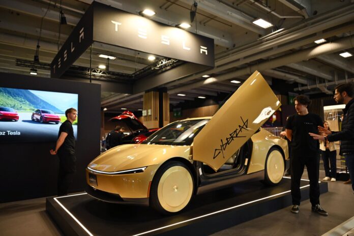 teslacybercabsalaoautomovelparis